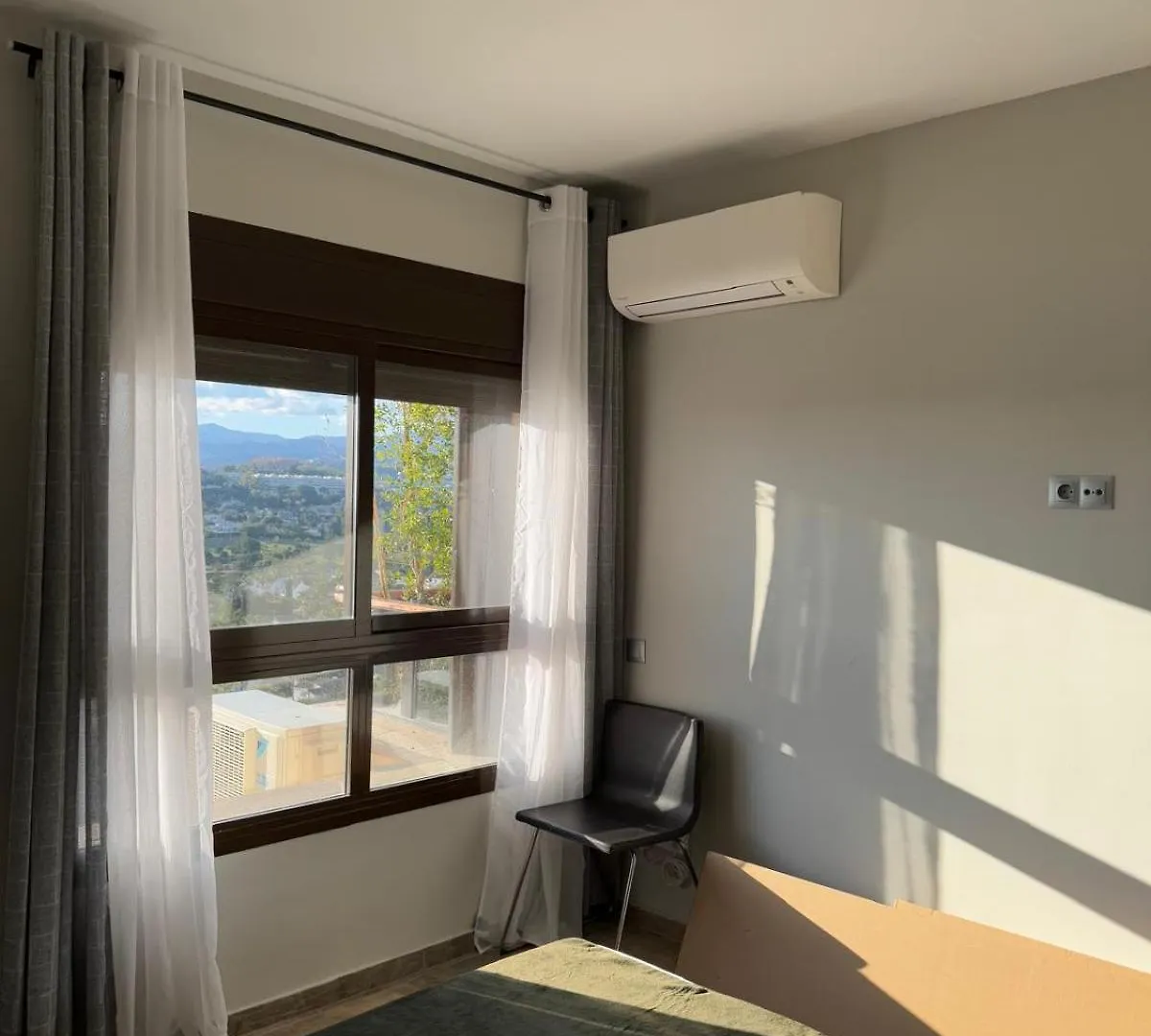 Apartment With Views Near Puerto Banus マルベーリャ